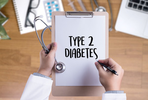 Writing “type 2 diabetes” on a clipboard